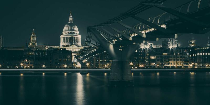 VAC快递43：连接全球的货运解决方案，如何选择专业的国际快递服务？